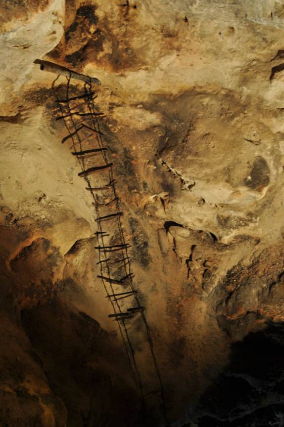 Antida escada de acesso á parte inferior da caverna em Carlsbad Caverns National Park, no sul do Novo México, nos Estados Unidos